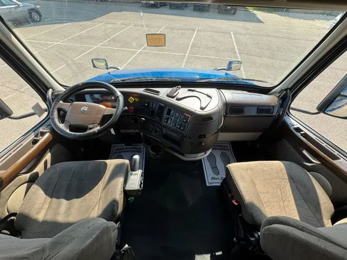 2017 VOLVO VNL64T670