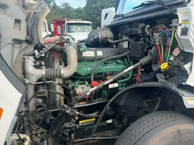 2019 VOLVO VNL64T-300