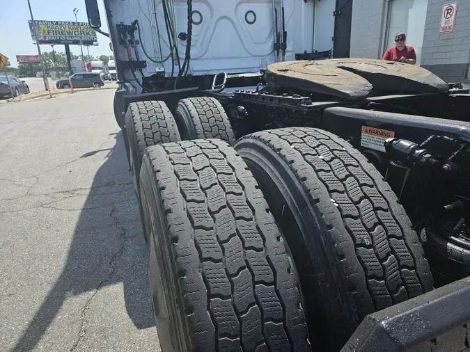 2021 FREIGHTLINER Cascadia 126