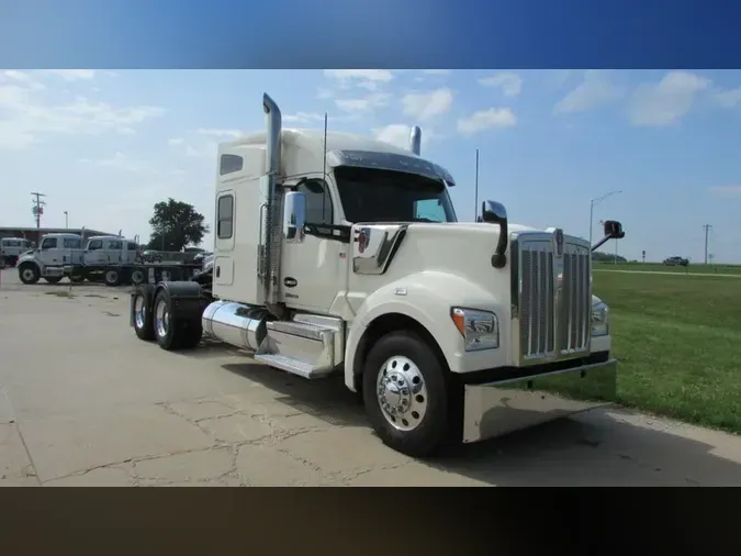 2022 Kenworth W990