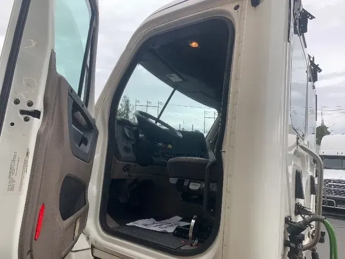 2018 Freightliner X12564ST