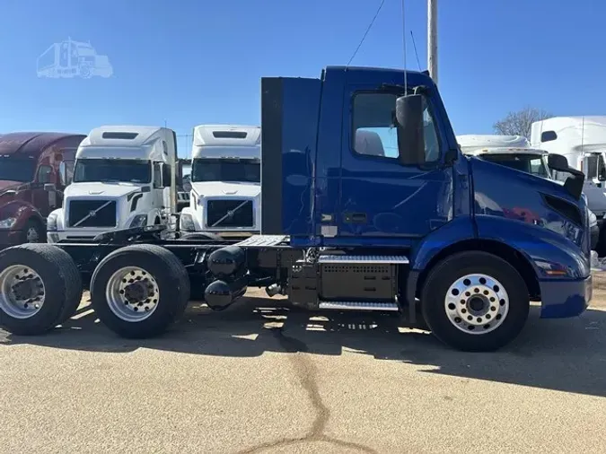 2021 VOLVO VNR64T300