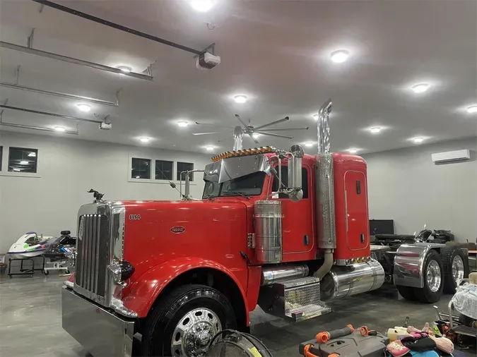 2010 PETERBILT 389