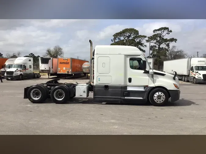 2021 Freightliner Cascadia 126