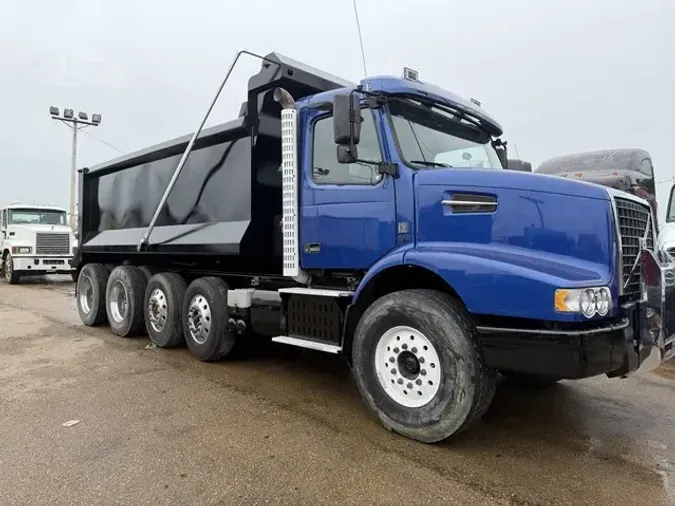 2016 VOLVO VHD64B200