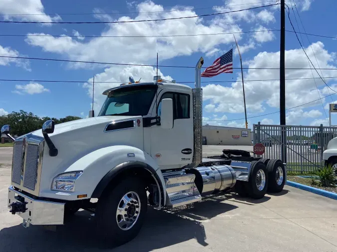 2025 Kenworth T880