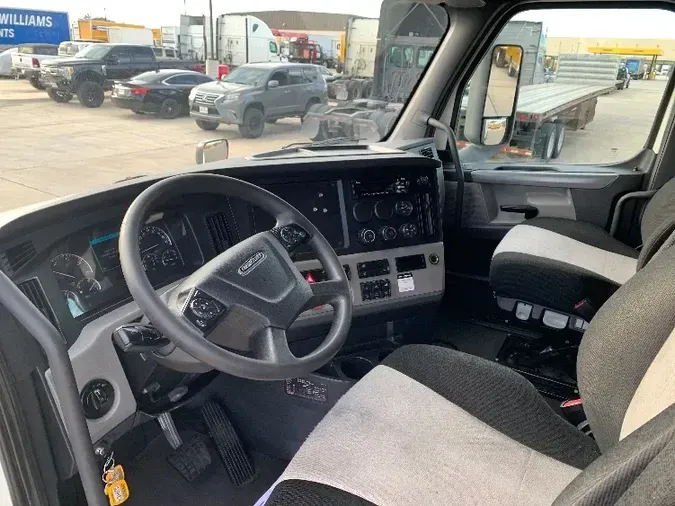 2019 Freightliner T12664ST