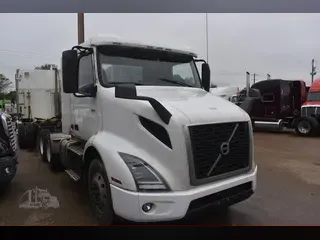 2019 VOLVO VNR64T300