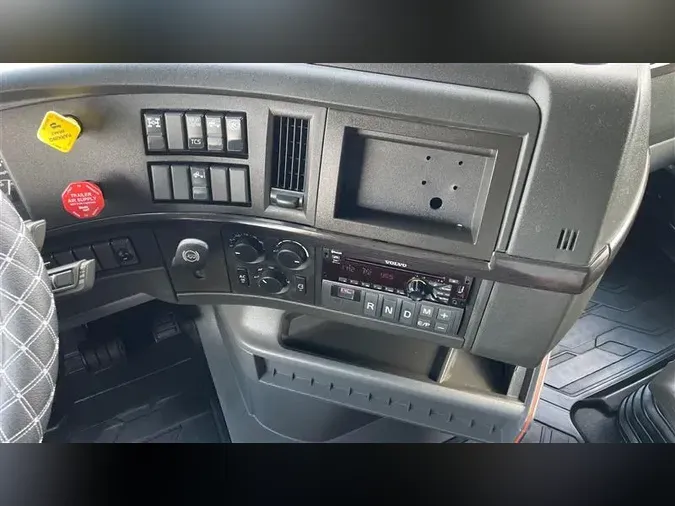 2020 VOLVO VNR640