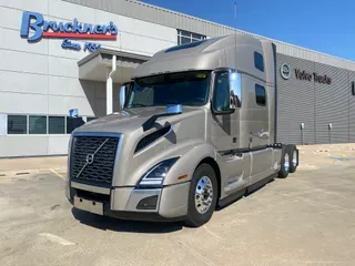 2025 VOLVO VNL64T860