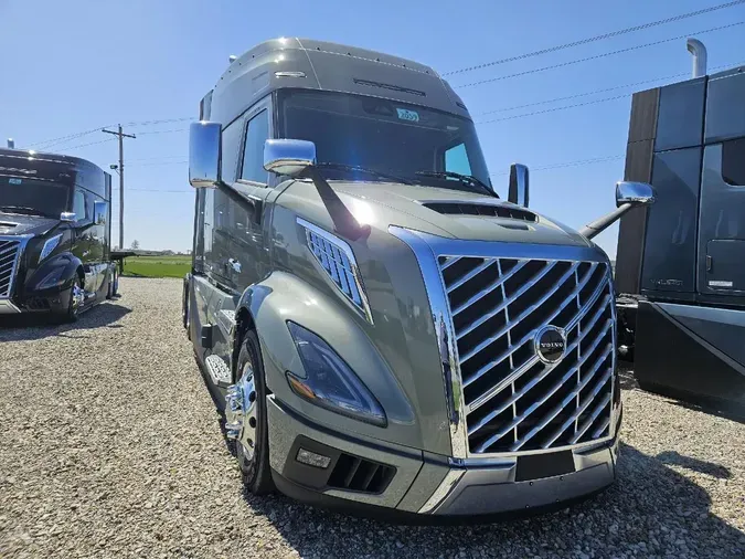 2025 VOLVO VNL64TV04