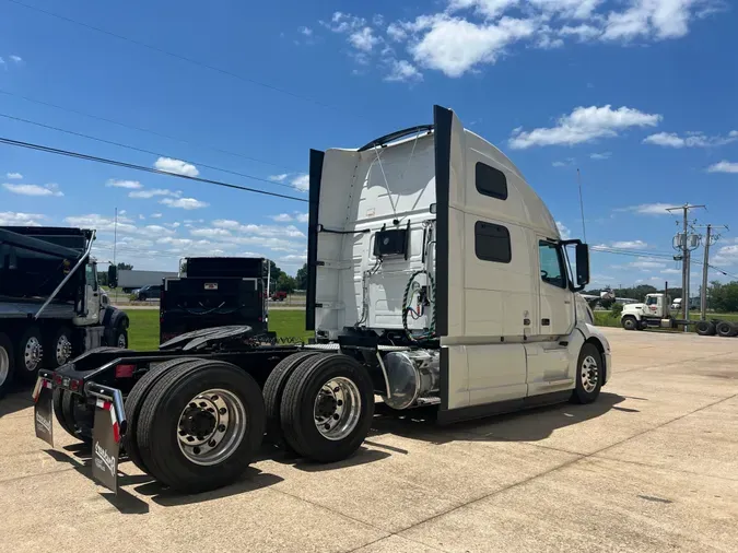 2025 VOLVO VNL64T860