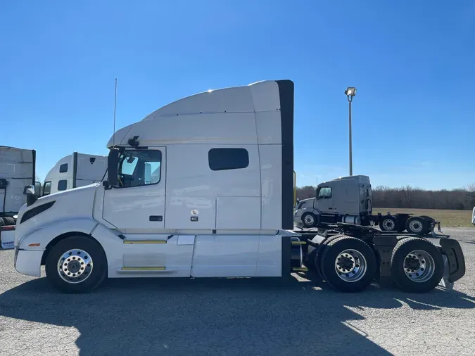 2021 VOLVO VNL64T740