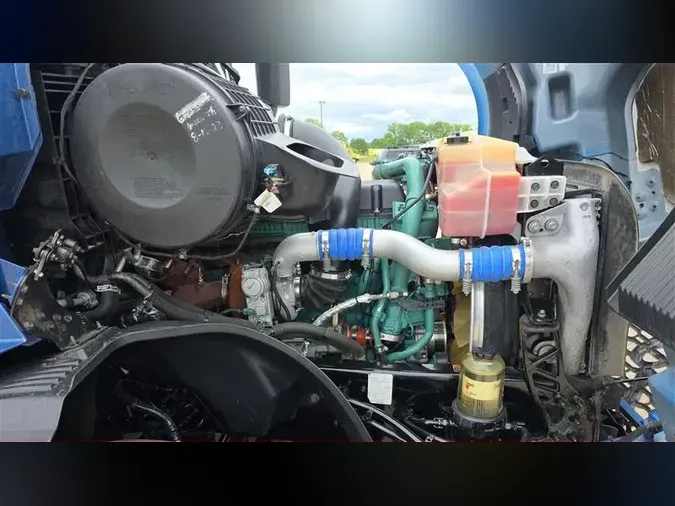 2021 VOLVO VNL760