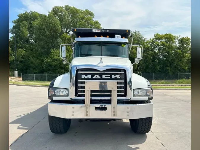 2016 MACK GU713