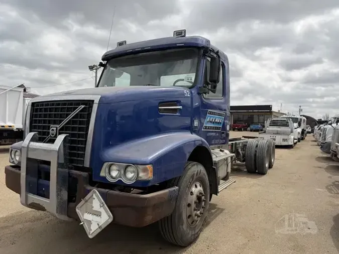 2016 VOLVO VHD64B300