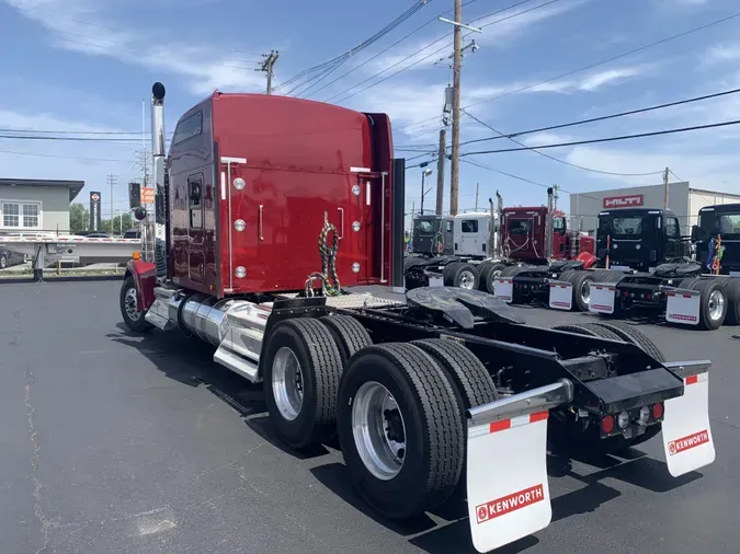 2025 Kenworth W900