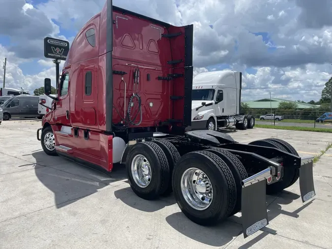 2020 Freightliner Cascadia 126