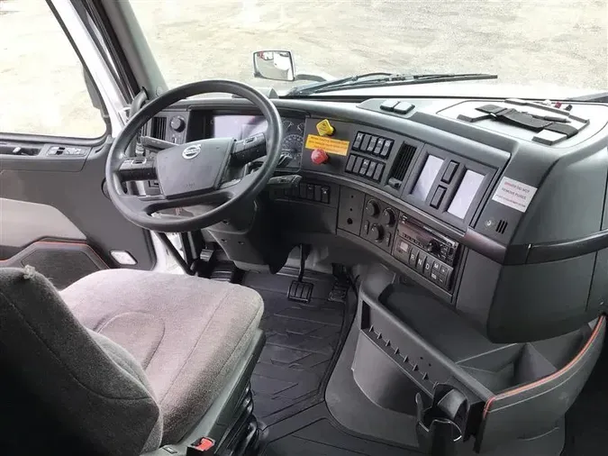 2021 VOLVO VNL740