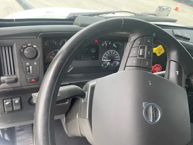2023 VOLVO VNL64T860