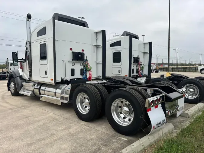 2023 Kenworth W990
