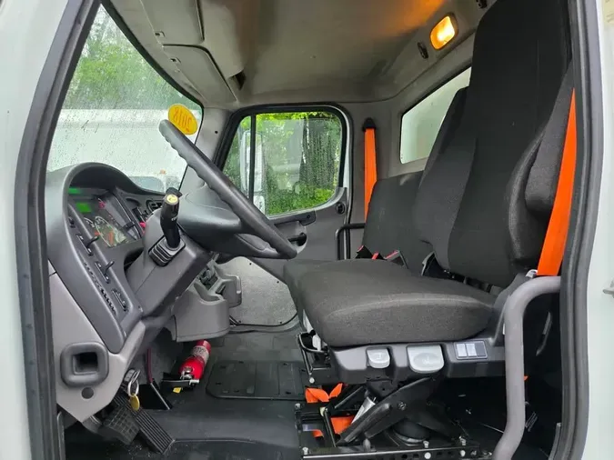 2018 FREIGHTLINER M2 106