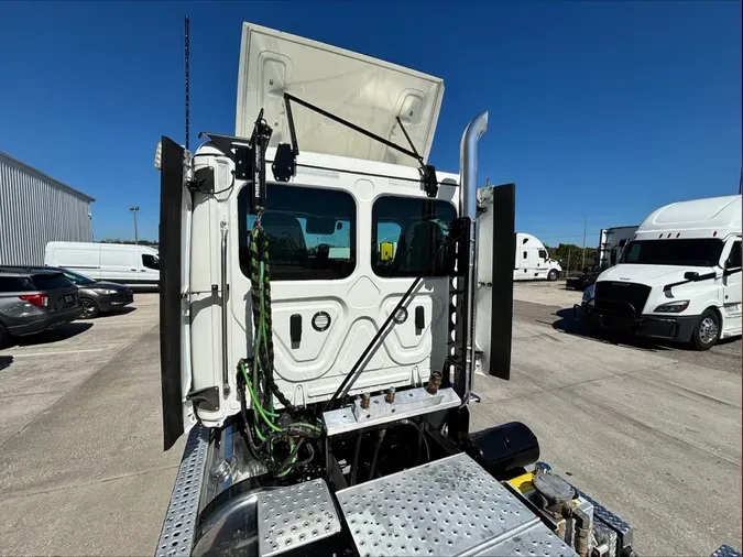 2022 Freightliner Cascadia 126