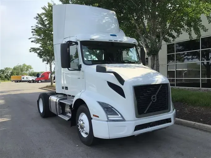 2019 VOLVO VNR300