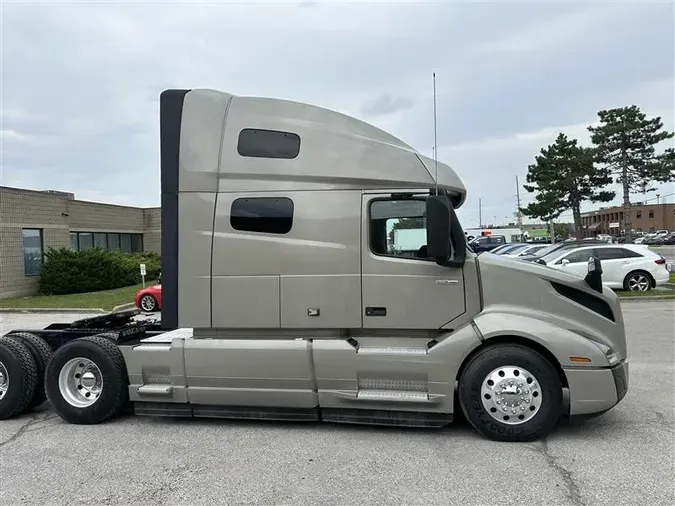 2021 VOLVO VNL760