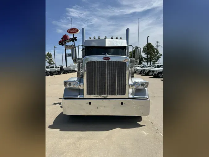 2025 Peterbilt 589011c2f4069cd59b59038be04fa8c0bf5