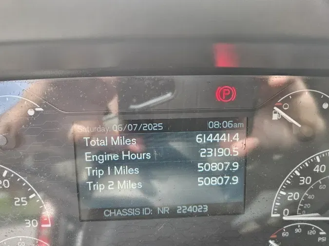 2020 VOLVO VNL64T760
