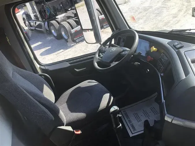 2019 VOLVO VNL300