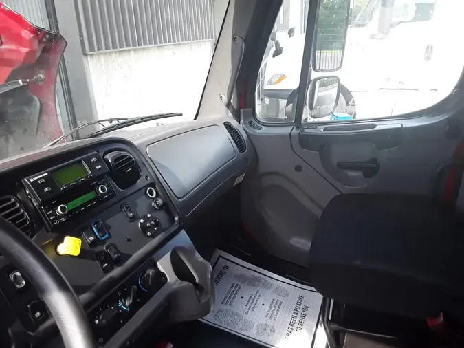 2015 FREIGHTLINER M2 106