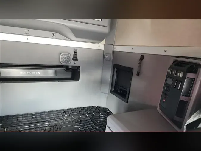2021 MACK AN64T