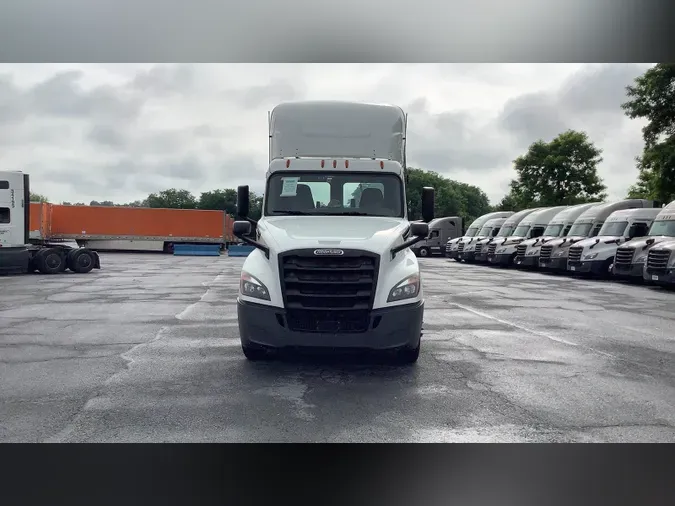 2019 Freightliner Cascadia 126014fe2d0e86e0e320a4635f3d39ab6d8