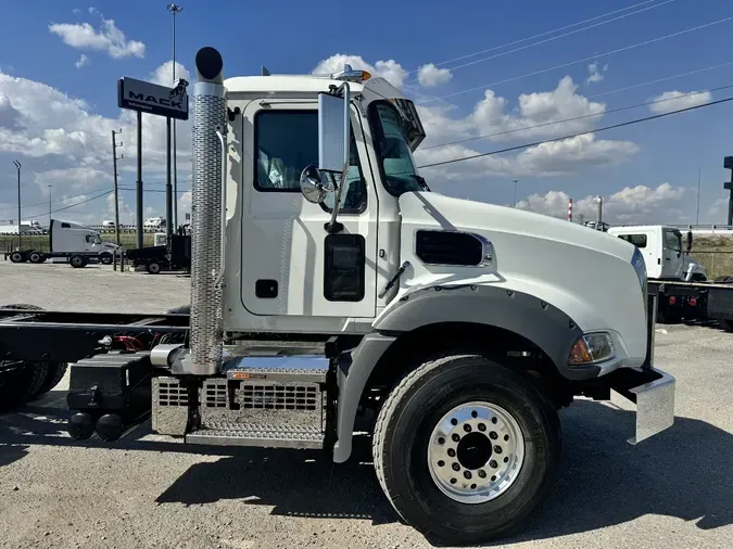  MACK GR64B