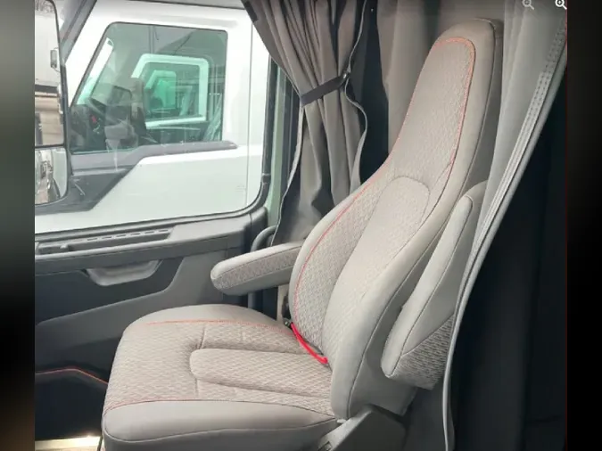 2025 VOLVO VNL64T760