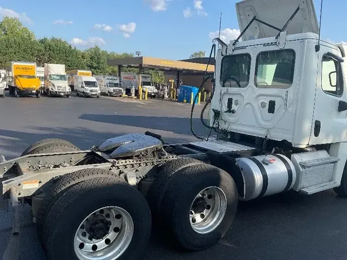 2016 Freightliner X12564ST