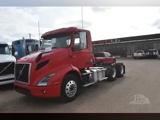 2022 VOLVO VNR64T300