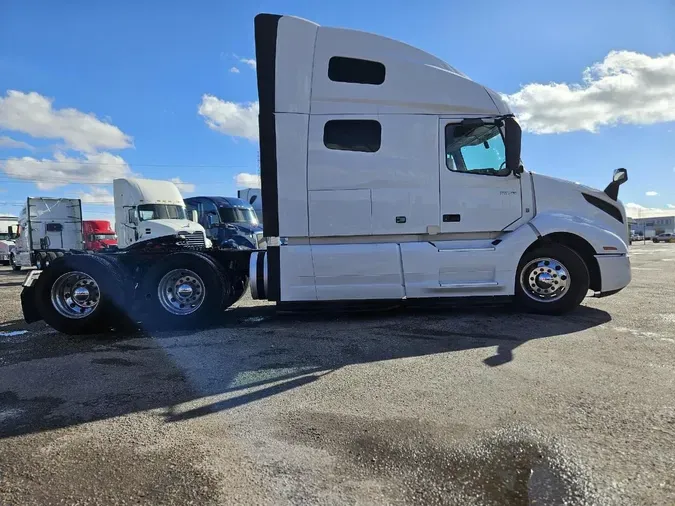 2022 VOLVO VNL64T760