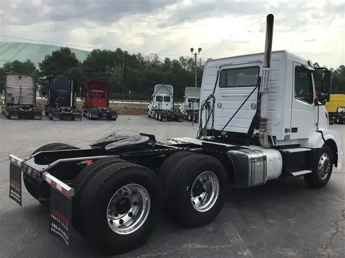 2017 VOLVO VNL300