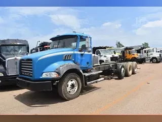 2010 MACK GRANITE GU813