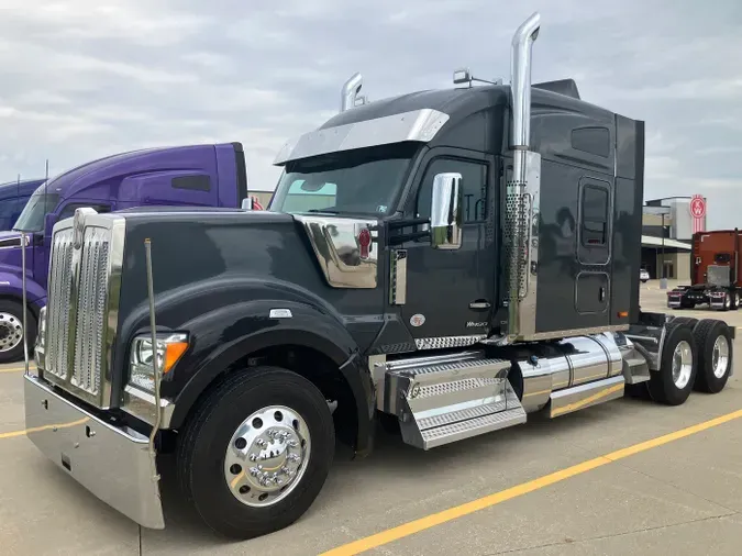 2024 Kenworth W990