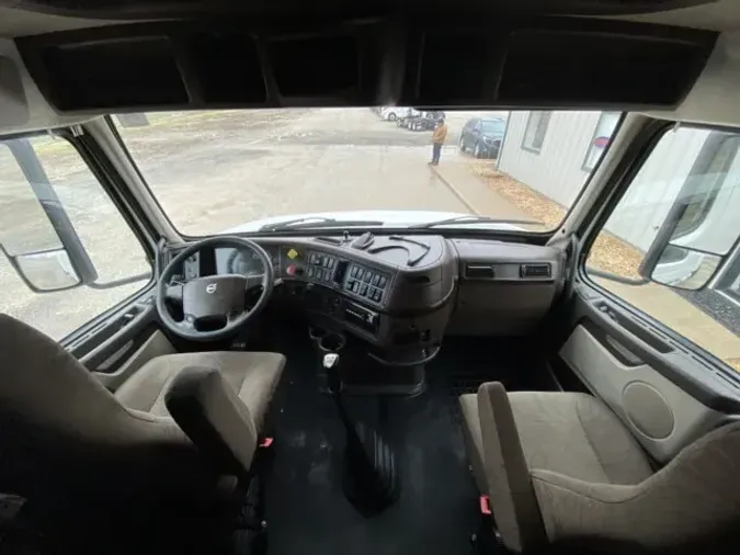 2015 Volvo VNL64T670