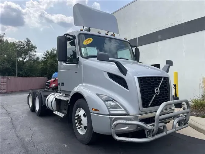 2019 VOLVO VNR64T300