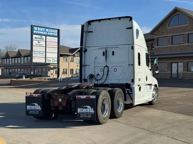 2023 FREIGHTLINER Cascadia 126