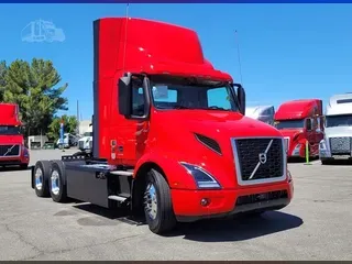 2025 VOLVO VNR64T300