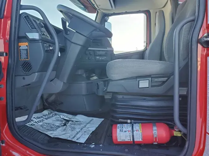 2022 VOLVO VNR64T300