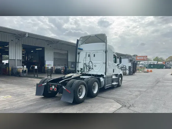 2021 Freightliner Cascadia 126