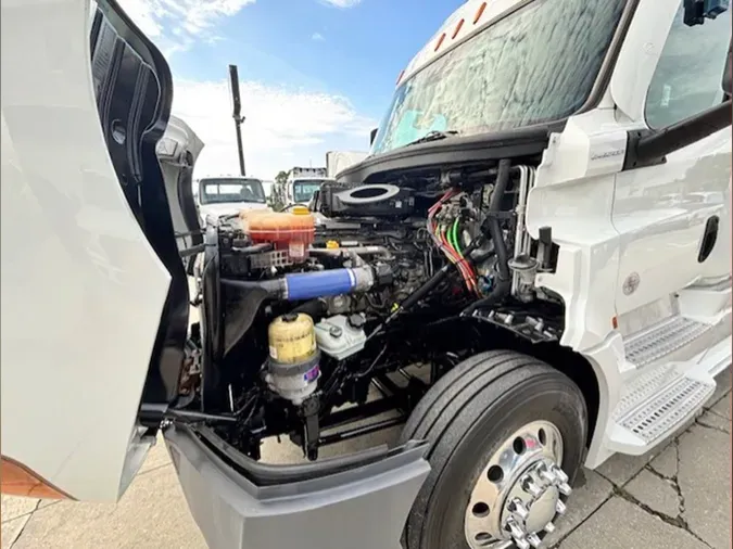 2021 Freightliner Cascadia 126